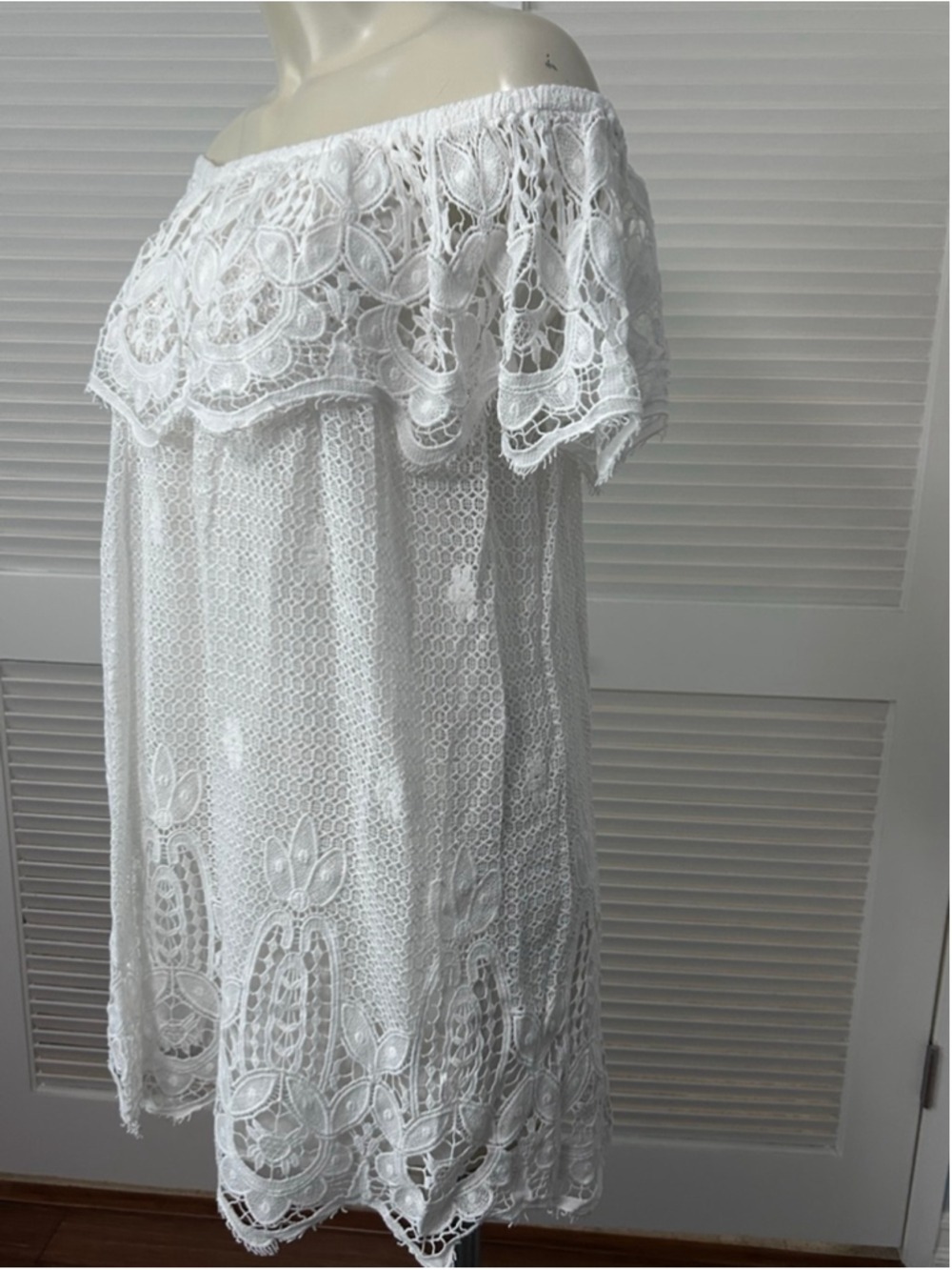 Tuckernuck Avalon Off Shoulder White Lace Mini Dress NWT Size S - Picture 5 of 11